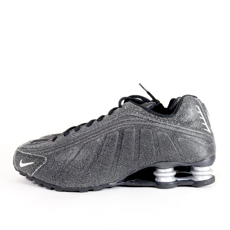 NIKE 26SS | SHOX R4 "Distressed Leather / Black Metallic Silver" (IO4544-002)