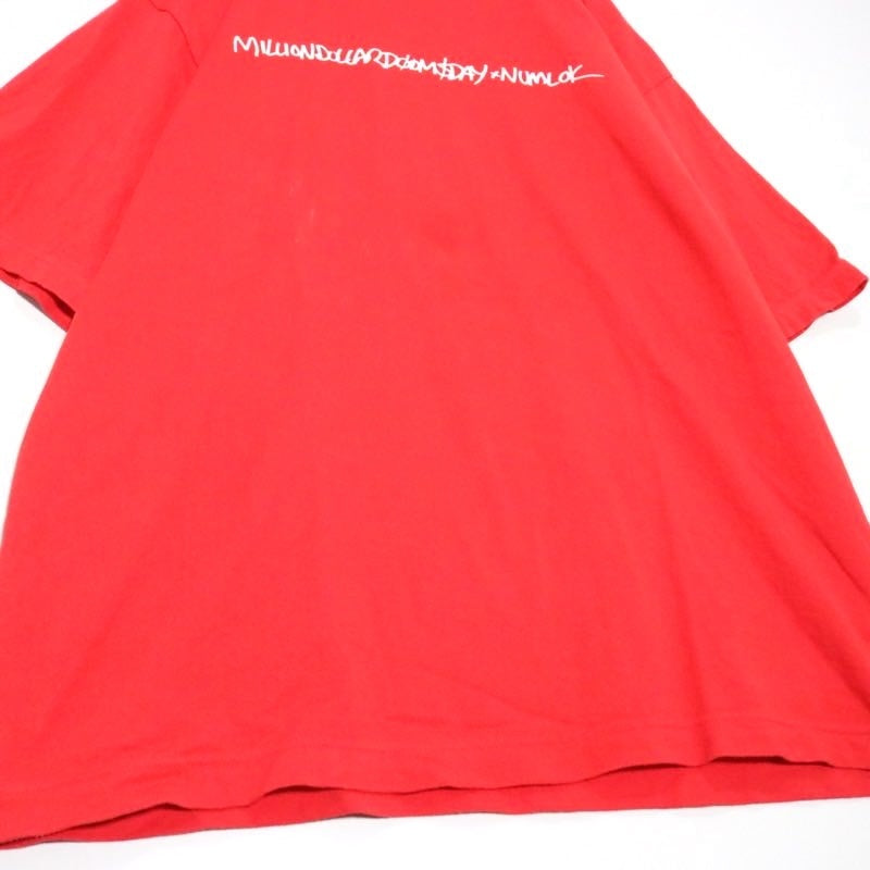 Million Dollar Doomsday × NUMLOK | Logo Print T-Shirt "Red"