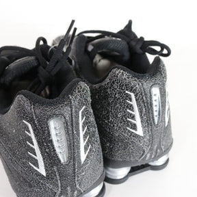 NIKE 26SS | SHOX R4 "Distressed Leather / Black Metallic Silver" (IO4544-002)