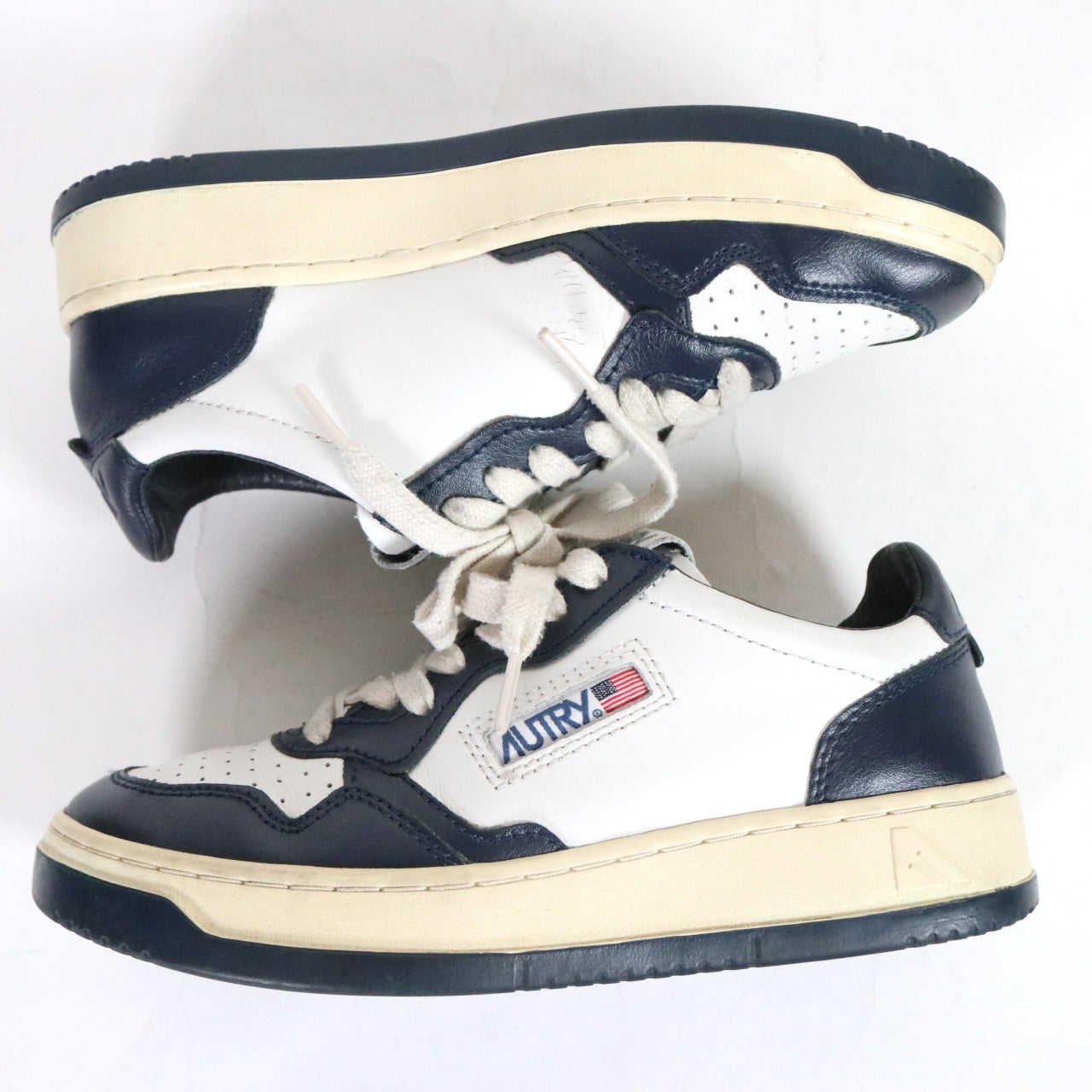 AUTRY| Medalist Low Sneakers "White/Blue" (AULW WB04)