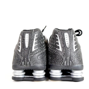 NIKE 26SS | SHOX R4 "Distressed Leather / Black Metallic Silver" (IO4544-002)