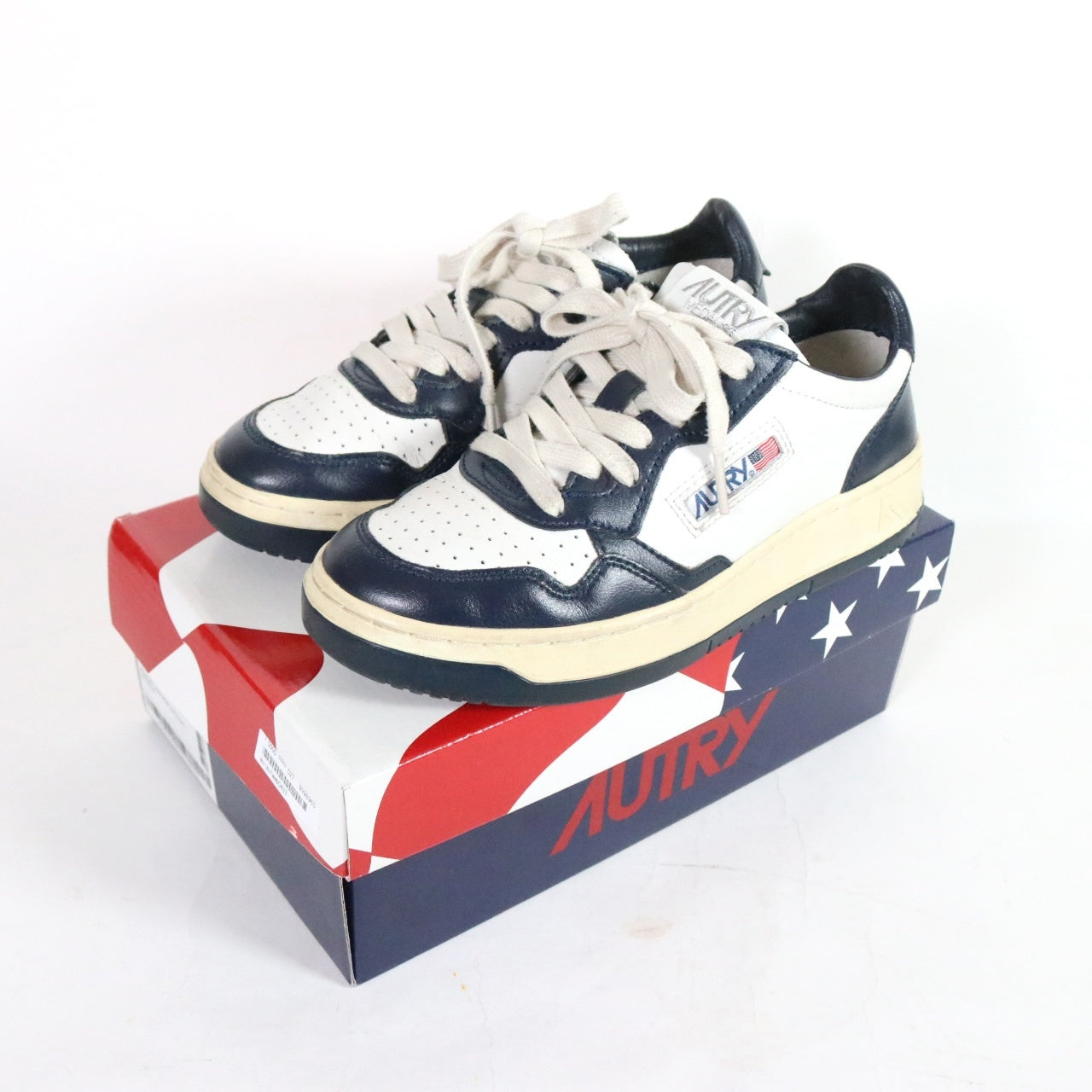 AUTRY| Medalist Low Sneakers "White/Blue" (AULW WB04)