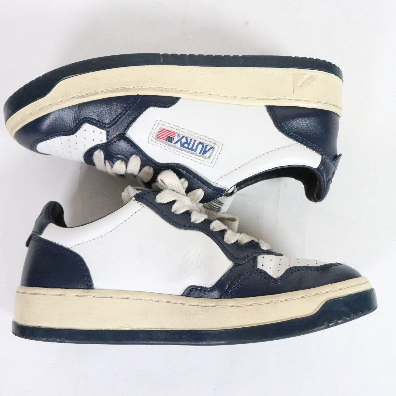 AUTRY| Medalist Low Sneakers "White/Blue" (AULW WB04)