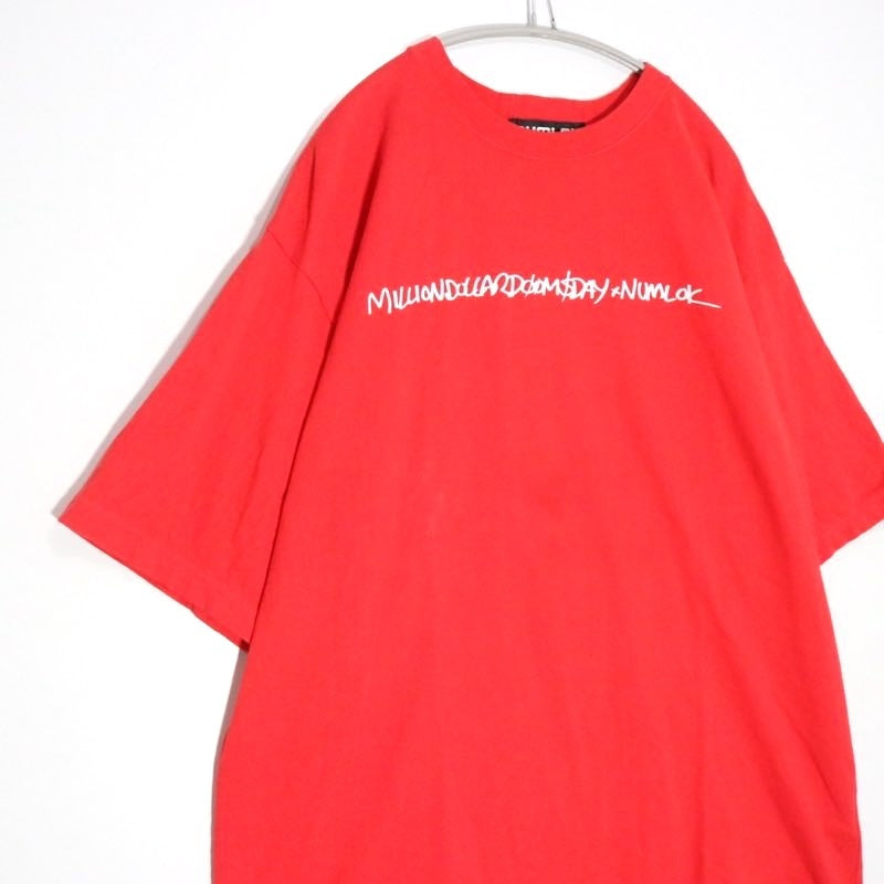 Million Dollar Doomsday × NUMLOK | Logo Print T-Shirt "Red"