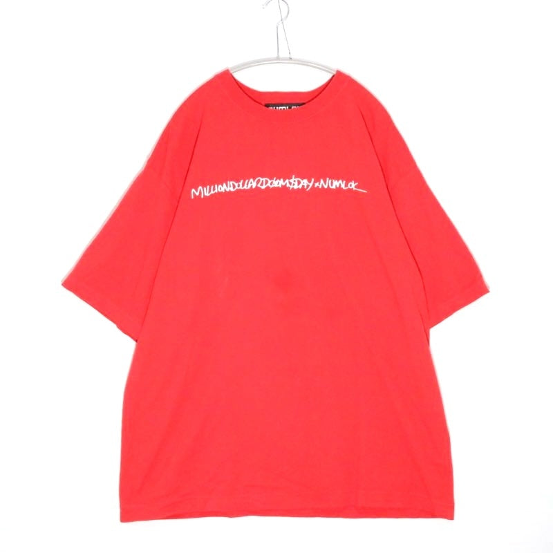 Million Dollar Doomsday × NUMLOK | Logo Print T-Shirt "Red"